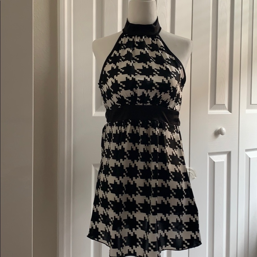 Black and White turtle neck sleeveless top by Jump